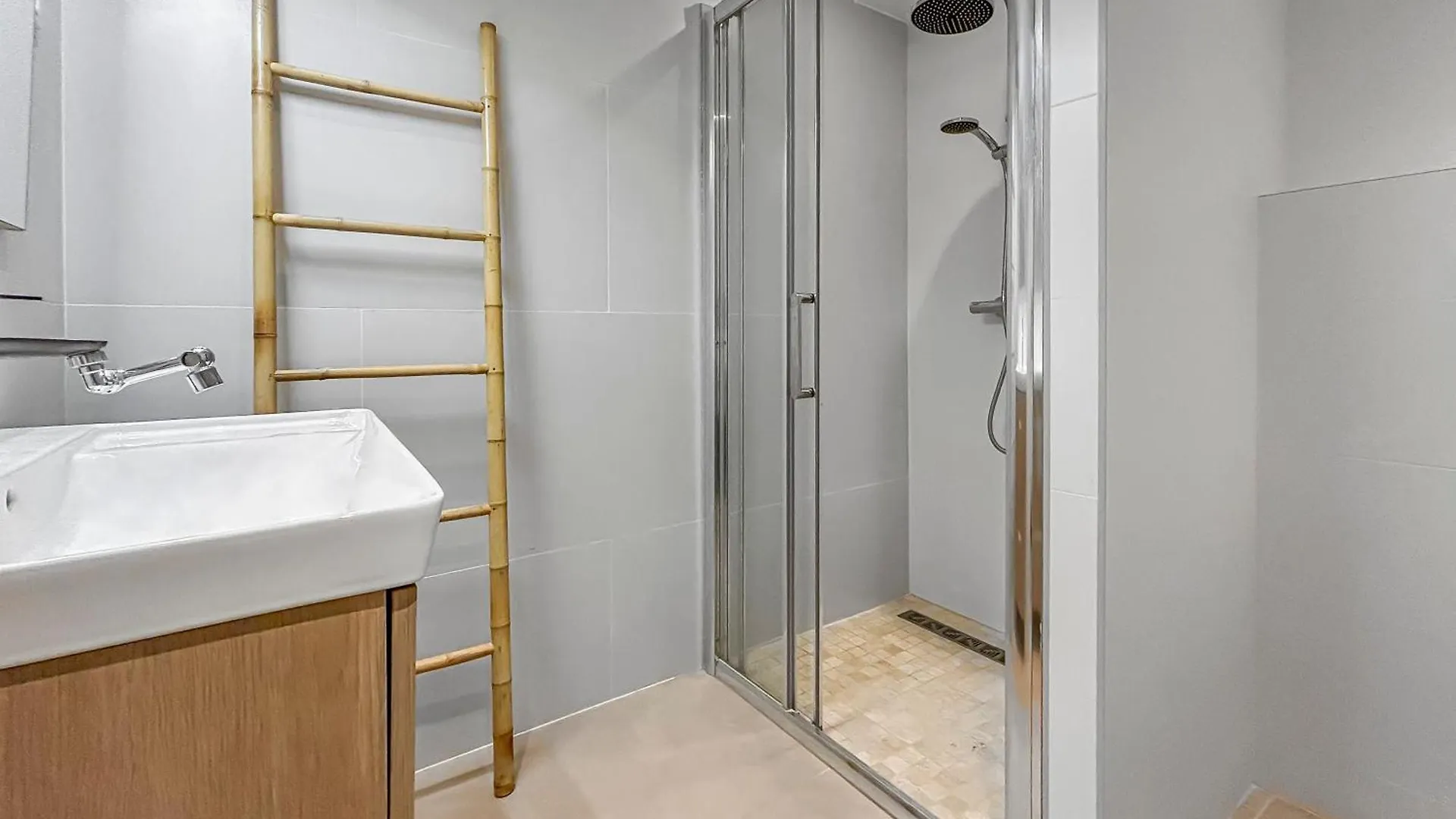 Appartement Spacieux & Vue Imprenable Saint-Laurent-du-Var 0*,  France